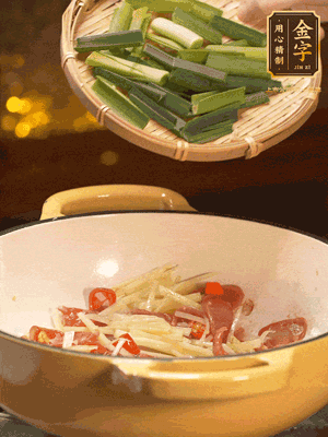 接著放蒜葉，來一點鹽，一點醬油調(diào)味翻勻
