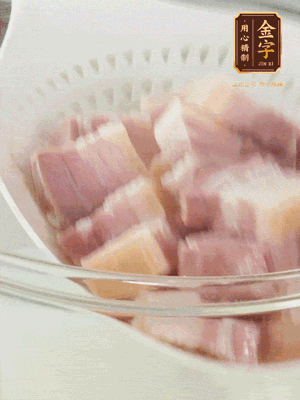 金字淡咸肉、排骨分別加料酒、蔥、姜冷水下鍋焯水，水開撇去浮沫撈出。