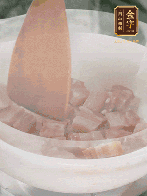 砂鍋內(nèi)咸肉微微煸出香味，再倒入開水。放排骨滾開后轉(zhuǎn)中小火篤30分鐘。（水盡量一次加足，以免中途加水沖淡鮮味。這一步是湯底濃白的關(guān)鍵）