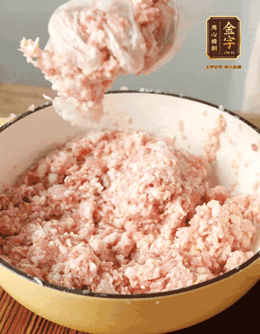 肉丁、咸肉丁、一丟丟鹽、料酒拌勻，反復(fù)摔打上勁。接著加入1兩蔥姜水，反復(fù)拌勻摔打上勁。前后共加3遍。3遍后筍丁，接著反復(fù)摔打上勁。最后加入1個蛋清、3茶匙生粉拌勻摔打上勁