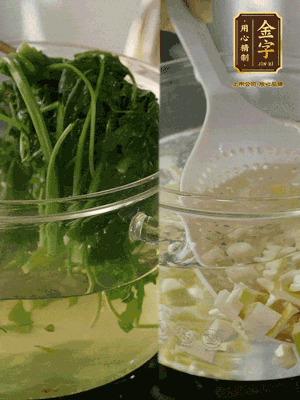 春筍切丁焯水；薺菜加鹽焯水，過涼水后切成細(xì)末