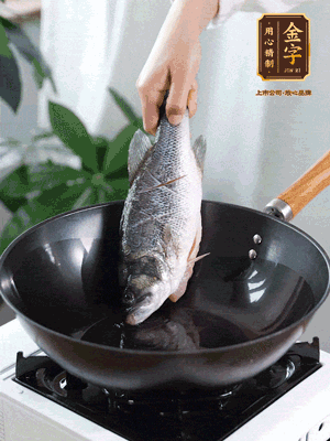 熱油，加1大勺豬油、姜片，再下鱸魚，煎至定型后翻面。（加點(diǎn)豬油，燉出的魚湯更容易變?yōu)榍逅哪贪咨?。?>
					</div>
					<span>步驟 3/6</span>
					<p>熱油，加1大勺豬油、姜片，再下鱸魚，煎至定型后翻面。（加點(diǎn)豬油，燉出的魚湯更容易變?yōu)榍逅哪贪咨?。?/p>
				</li><li>
					<div   id=