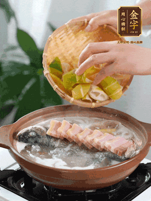 倒開水燉煮后轉(zhuǎn)移入砂鍋，淋料酒去腥、加少許鹽調(diào)味，再依次加咸肉、春筍燉煮15分鐘。