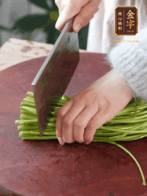 正嫩的藜蒿，掐頭去除根部，切小段