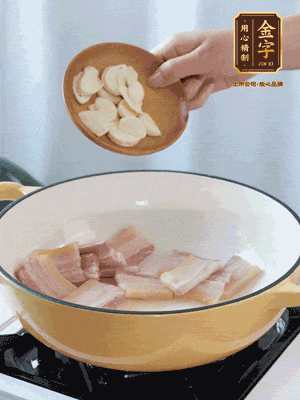 熱油下咸肉煸出香味，加蒜片、毛豆翻炒均勻