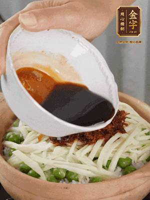 繼續(xù)小火燜3分鐘，淋上XO醬攪拌均勻。

