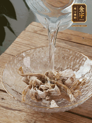 筍干提前泡發(fā)1晚切段，冬瓜去皮切塊。