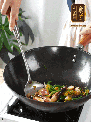煸香蒜末，下香腸翻炒均勻，再依次下雞縱菌、黃瓜花