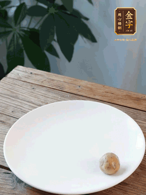 做水油皮、油酥 將油皮材料放入料盆中，加100ml水?dāng)嚢璩裳┗ㄆ瑺?。在案板上反?fù)揉搓成有一定筋度的光潔面團(tuán)，搓成14個(gè)團(tuán)子。
