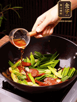下蒜苗炒軟，沿鍋邊烹入一勺料酒，加醬油、蠔油、白糖調(diào)味炒勻