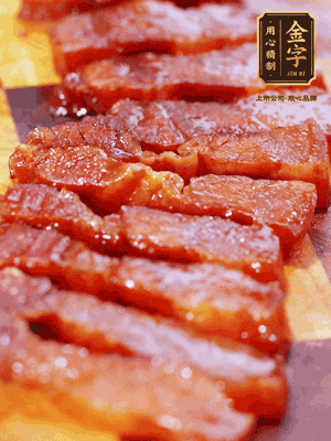金字醬油肉煮熟，切片