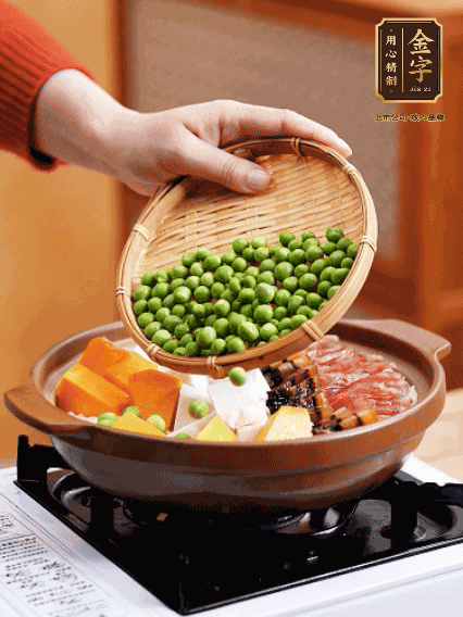 再鋪上臘腸、醬油肉、豌豆，小火煲6分鐘