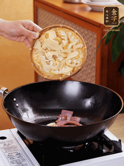 油熱，下蒜末、火腿煸炒出香味，再下筍片微微翻炒