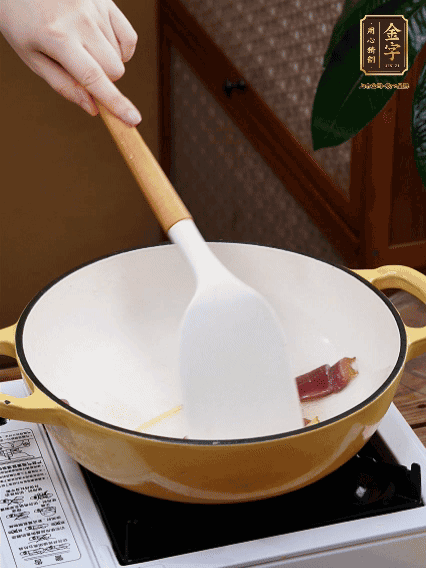 油熱，姜絲、火腿微微煸出香味