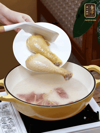 倒清水，放雞腿，大火煮開(kāi)轉(zhuǎn)中小火煮20分鐘